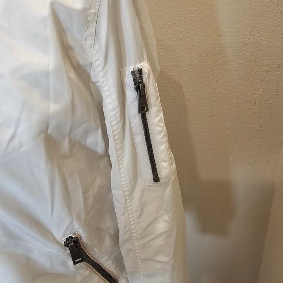Levi's Women's White Cropped Bomber Jacket Size Medium - Picture 4 of 6